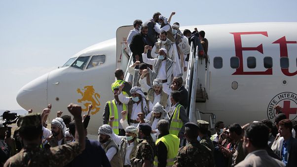 Suudi destekli Yemen hükümetinin bıraktığı Husi esirler, başkent Sana'ya ulaştı Suudi destekli Yemen hükümetinin bıraktığı Husi esirler, başkent Sana'ya ulaştı