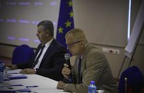 مسؤول التعاون بالاتحاد الأوروبي جيرهارد كراوس وأمين عام مجلس الوزراء الفلسطيني أمجد غانم 
