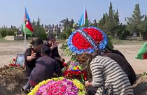 Çatışmada hayatını kaybeden Azerbaycanlı askerin annesi, oğlunun kabri başında göz yaşı döktü