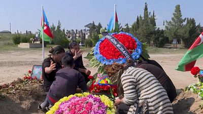 Çatışmada hayatını kaybeden Azerbaycanlı askerin annesi, oğlunun kabri başında göz yaşı döktü