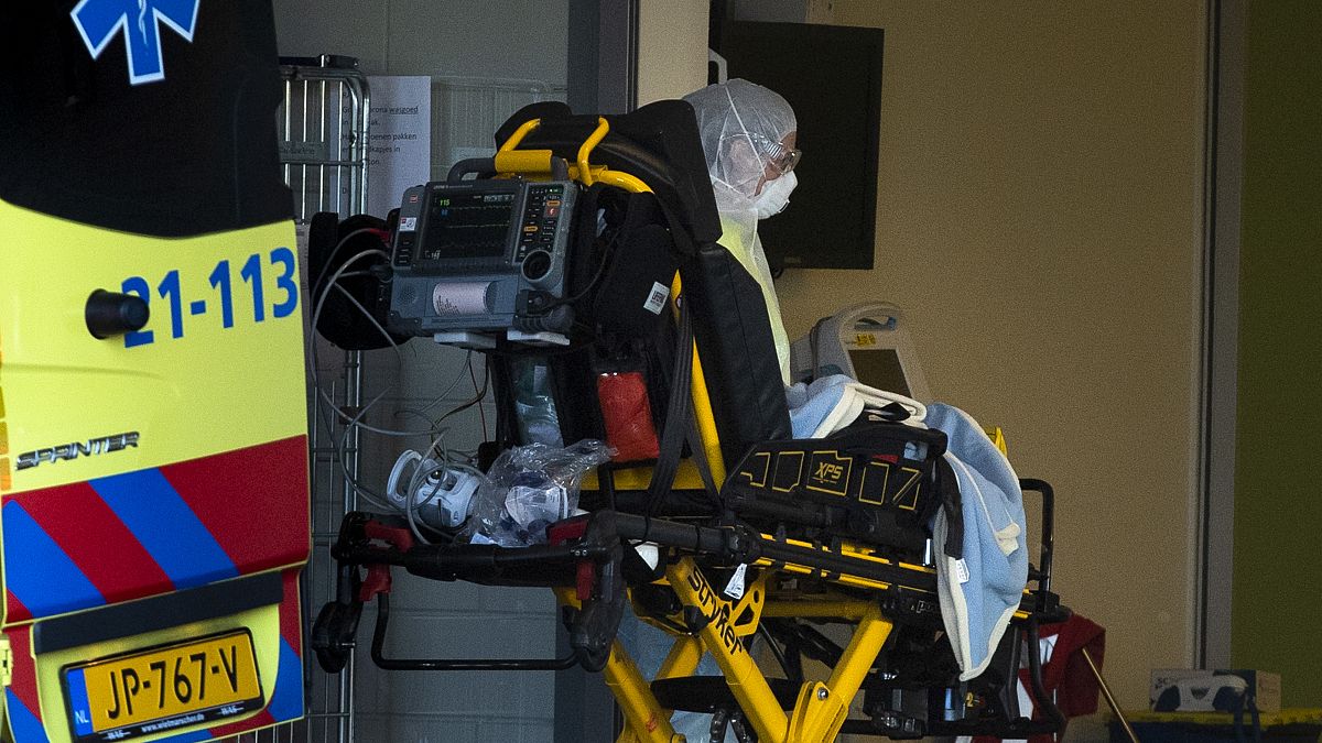 Hollanda'da hastaneye nakledilen bir Covid-19 hastası