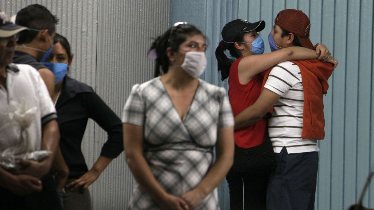 جوانان مکزیکی ماسک‌زده در یکی از ایستگاه‌های متروی شهر مکزیکوسیتی