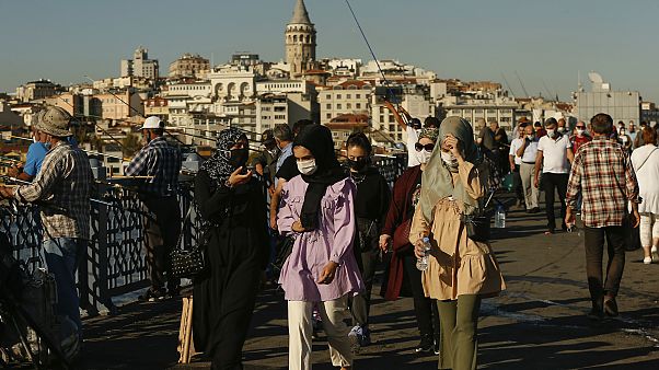 İstanbul'da koronavirüse karşı maske takan halk İstanbul'da koronavirüse karşı maske takan halk