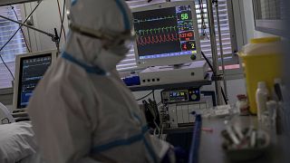 İspanya'nın başkenti Madrid'de bir yoğun bakım ünitesinde doktorlar, Covid-19 hastasına müdahale ederken
