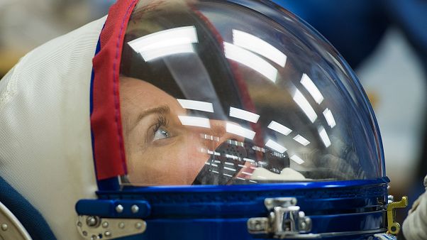Kate Rubins, a 64. váltás tagja a kilövés előtt 2020. október 14-én Kate Rubins, a 64. váltás tagja a kilövés előtt 2020. október 14-én