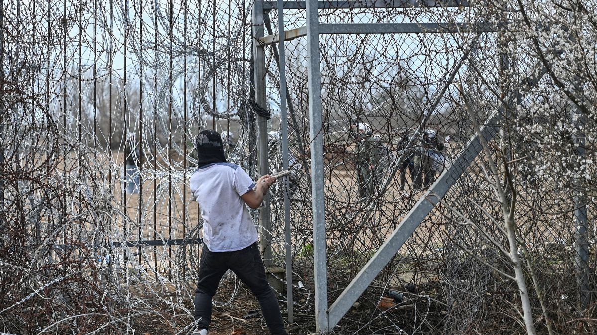Türkiye'deki mülteciler geçtiğimiz mart ayında Yunan sınırına akın etti