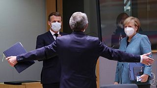 استقبال دیوید ساسولی، رئیس پارلمان اروپا (پشت به دوربین) از امانوئل ماکرون، رئیس جمهوری فرانسه و آنگلا مرکل، صدر اعظم آلمان