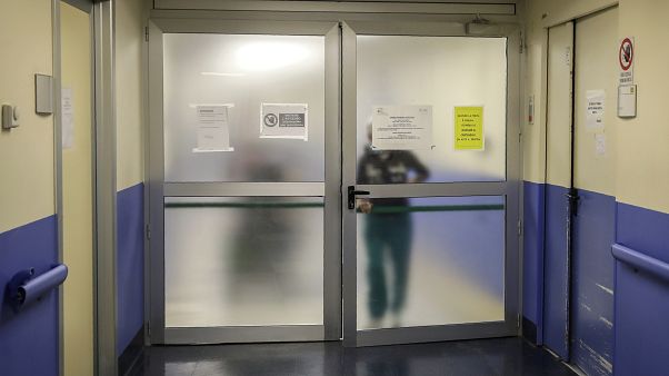Egy nővér távozik az intenzív osztályról az éjszakai műszak után egy milánói kórházban Egy nővér távozik az intenzív osztályról az éjszakai műszak után egy milánói kórházban