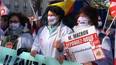 Covid-19: medici e infermieri francesi in piazza, "Stiamo crollando"