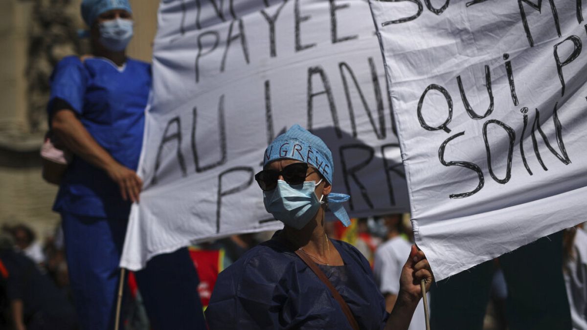 Egészségügyi dolgozók tüntetése Franciaországban, 2020 nyarán