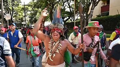 Un líder indígena grita durante la marcha hacia Bogotá