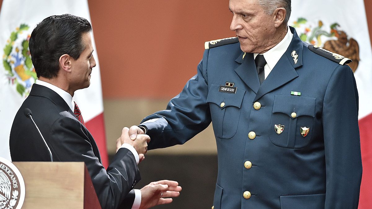El expresidente mexicano, Enrique Peña Nieto, saluda al general Cienfuegos (08/01/2016)