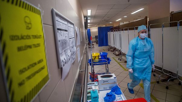 Védőszerelést viselő nővér a budapesti Honcédkórházban Védőszerelést viselő nővér a budapesti Honcédkórházban