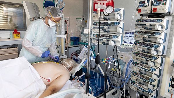 Un homme âgé en réanimation à l'hôpital de Strasbourg, en France, le 15 septembre 2020 Un homme âgé en réanimation à l'hôpital de Strasbourg, en France, le 15 septembre 2020