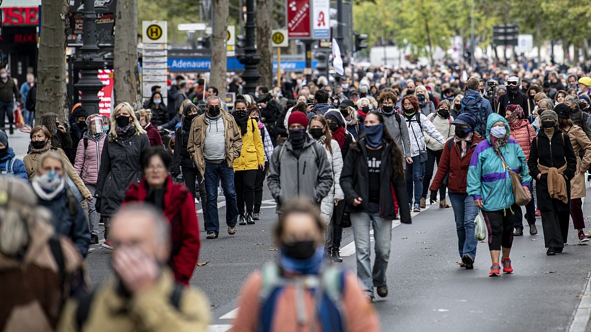 Διαδηλωτές στο Βερολίνο στις 10/10/20 διαμαρτύρονται για τα μέτρα κατά της διασποράς του κορωνοϊού