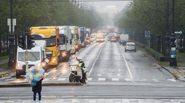 Az adományokat szállító konvoj az Andrássy úton Az adományokat szállító konvoj az Andrássy úton