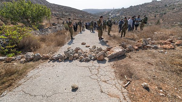 اشتباكات بين فلسطينيين وقوات إسرائيلية ومستوطنين في موسم قطاف الزيتون السنوي اشتباكات بين فلسطينيين وقوات إسرائيلية ومستوطنين في موسم قطاف الزيتون السنوي