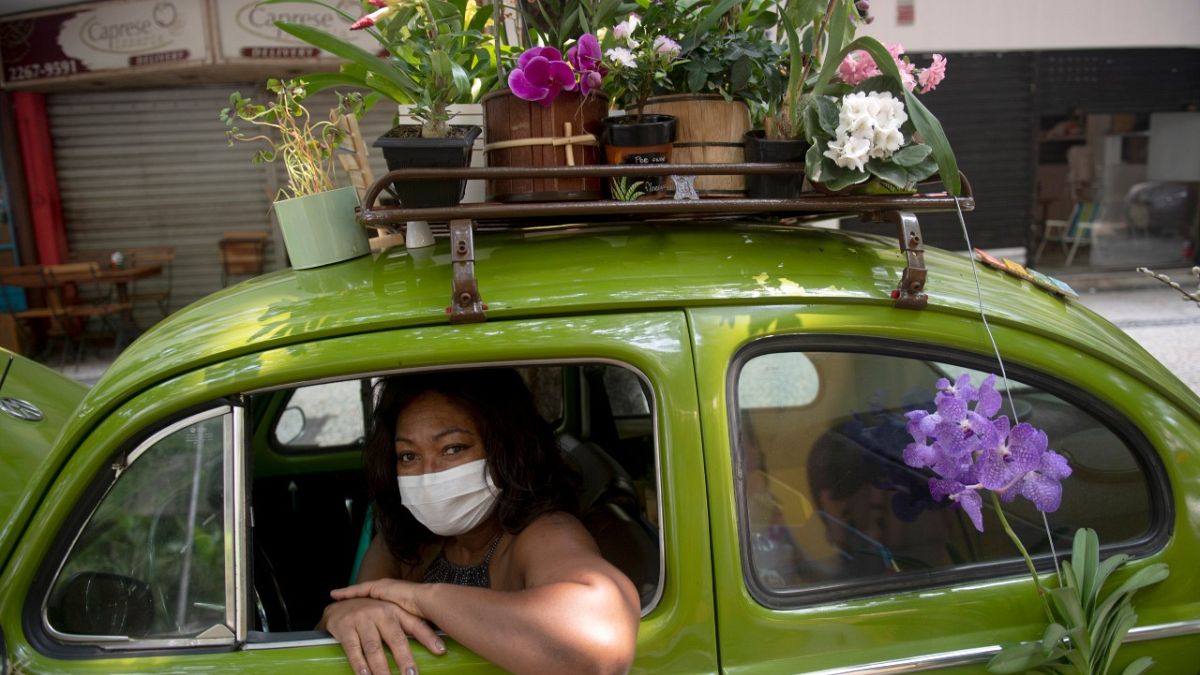 شاهد: برازيلية تحول سيارتها إلى متجر متنقل لبيع الزهور بسبب كورونا 