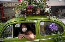 شاهد: برازيلية تحول سيارتها إلى متجر متنقل لبيع الزهور بسبب كورونا