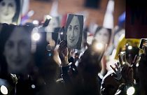 Menschen halten Fotos der ermordeten Journalistin Daphne Caruana Galizia bei einem Protest gegen Premier Muscat in die Höhe, 29.11.2019