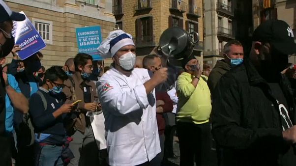 احتجاج في برشلونة على إغلاق الحانات والمطاعم احتجاج في برشلونة على إغلاق الحانات والمطاعم