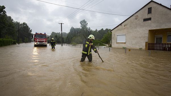 Foto de archivo: los bomberos se abren paso en una calle inundada por el agua en Liszo, Hungría, el 25 de julio de 2020. Foto de archivo: los bomberos se abren paso en una calle inundada por el agua en Liszo, Hungría, el 25 de julio de 2020.