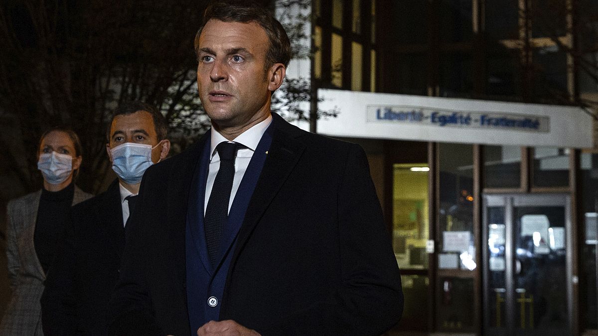 Emmanuel Macron Freitagabend in der Nähe des Tatorts bei Paris