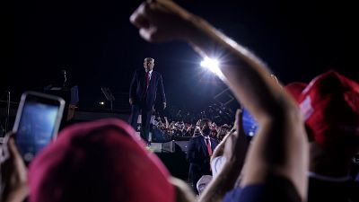 Donald Trump auf der Wahlkampfbühne in Macon, Georgia