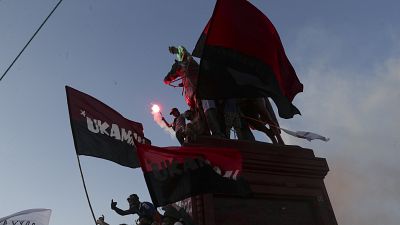 Un grupo de manifestantes pintaron de rojo la estatua del general Manuel Baquedano