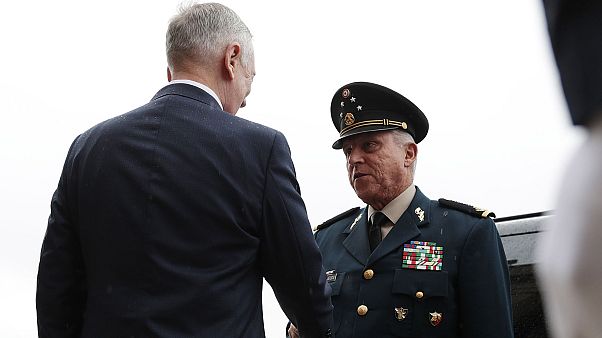 Meksika eski Savunma Bakanı Salvador Cienfuegos, 2017 yılında dönemin ABD Savunma Bakanı James Mattis tarafından karşılanırken. Meksika eski Savunma Bakanı Salvador Cienfuegos, 2017 yılında dönemin ABD Savunma Bakanı James Mattis tarafından karşılanırken.