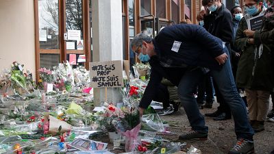 Flores fuera de la escuela donde trabajaba un profesor de historia asesinado, el 17 de octubre de 2020 en Conflans-Sainte-Honorine, al noroeste de París. 