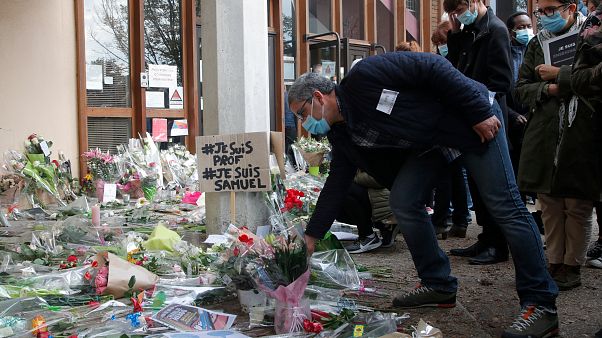 Flores fuera de la escuela donde trabajaba un profesor de historia asesinado, el 17 de octubre de 2020 en Conflans-Sainte-Honorine, al noroeste de París. Flores fuera de la escuela donde trabajaba un profesor de historia asesinado, el 17 de octubre de 2020 en Conflans-Sainte-Honorine, al noroeste de París.