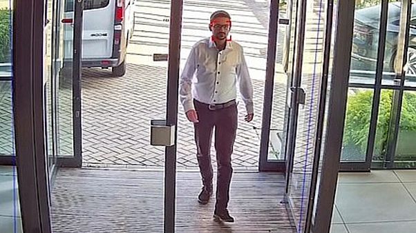 A kamera ellenőrzi a maszk viselését A kamera ellenőrzi a maszk viselését