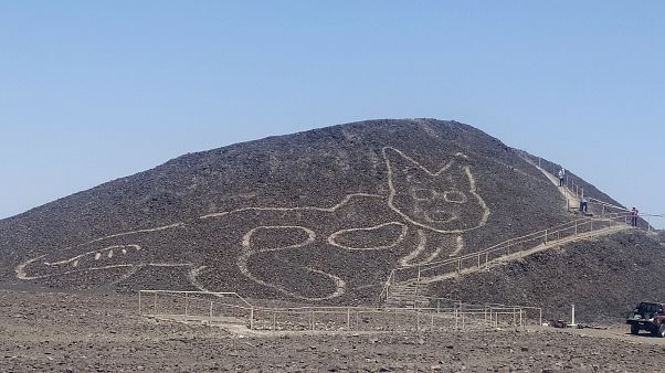 خطوط منحوته عمرها أكثر من 2000 عام لقطة هائلة في البيرو خطوط منحوته عمرها أكثر من 2000 عام لقطة هائلة في البيرو