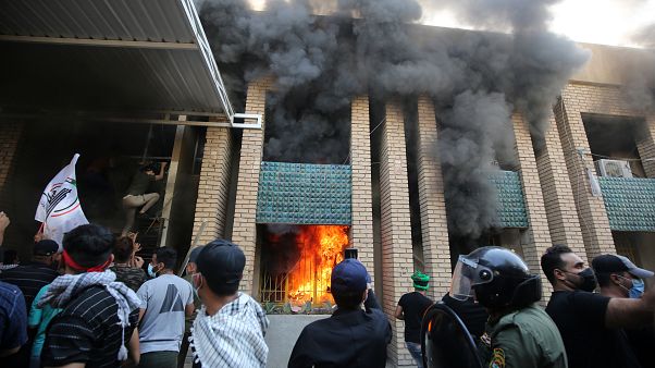 أنصار الحشد الشعبي يحرقون مقرا حزبيا كرديا في بغداد أنصار الحشد الشعبي يحرقون مقرا حزبيا كرديا في بغداد
