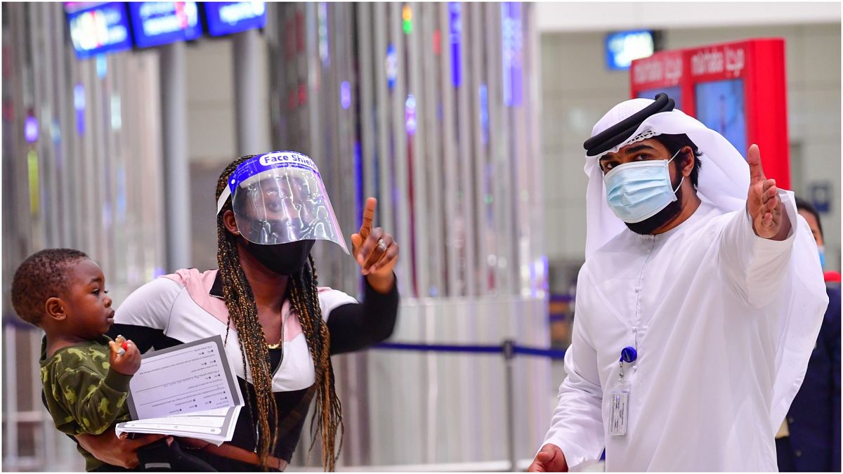 سائحة تصل مطار دبي خلال أزمة كورونا