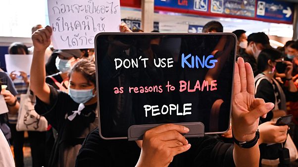 Taylans'da olağanüstü hal kararına rağmen binlerce kişi başkent Bangkok'ta hükümet ve kraliyet ailesini protesto etti. Taylans'da olağanüstü hal kararına rağmen binlerce kişi başkent Bangkok'ta hükümet ve kraliyet ailesini protesto etti.