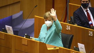 المستشارة الألمانية تلقي التحية على عدد من النواب في البرلمان الأوروبي في بروكسل 
