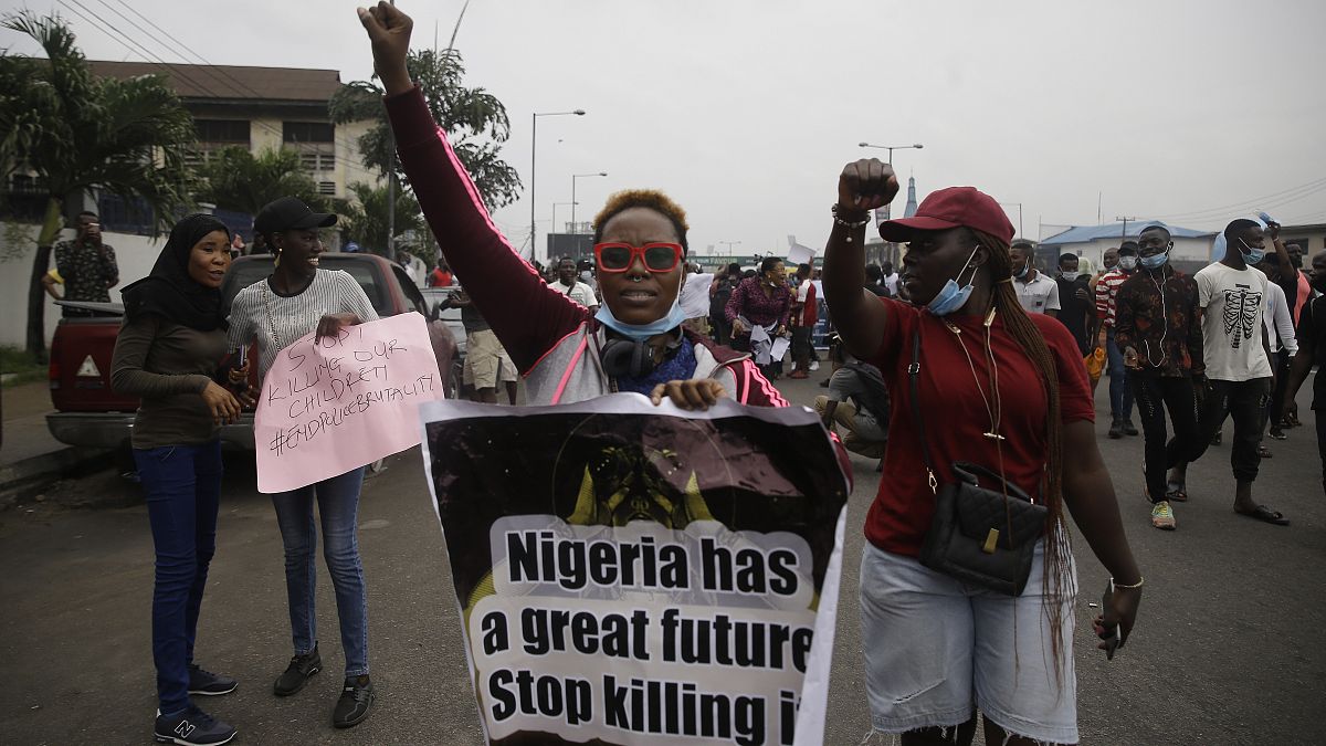 Miles de nigerianos exigen el desmantelamiento de la Policía por denuncias de abuso de poder 
