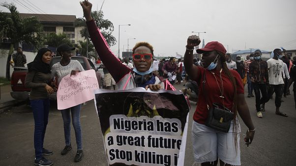 Nigéria: 10. napja tüntetnek a rendőri brutalitás ellen Nigéria: 10. napja tüntetnek a rendőri brutalitás ellen