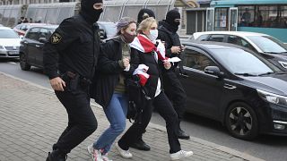 توقيف متظاهرات خلال الاحتجاجات في بيلاروسيا