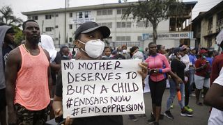 أمهات يشاركن في المظاهرات ضدّ عنف الشرطة في لاغوس-نيجيريا