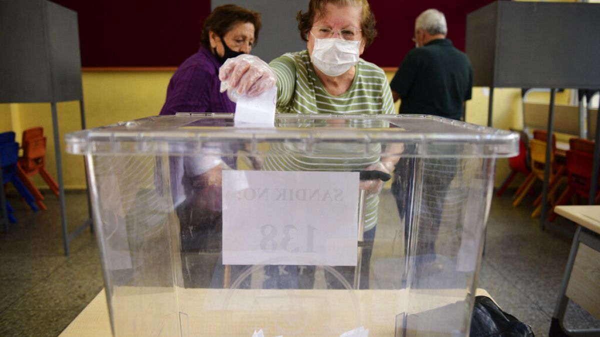 Los turcochipriotas votan en la segunda vuelta de las presidenciales