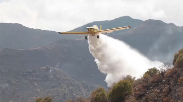 Los bomberos luchan contra el fuego en la provincia argentina de Córdoba Los bomberos luchan contra el fuego en la provincia argentina de Córdoba