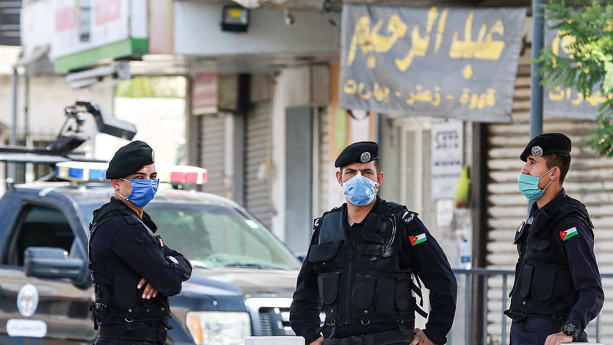 عناصر من الشرطة الأردنية في أحد شوارع عمان 