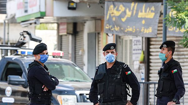 عناصر من الشرطة الأردنية في أحد شوارع عمان عناصر من الشرطة الأردنية في أحد شوارع عمان
