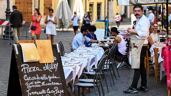İtalyan hükümeti, Covid-19 vakalarında yaşanan yüksek artış nedeniyle yeni kısıtlamalar getirdi. İtalyan hükümeti, Covid-19 vakalarında yaşanan yüksek artış nedeniyle yeni kısıtlamalar getirdi.