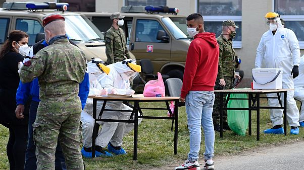 Covid-teszt a katonák segítségével Szlovákiában Covid-teszt a katonák segítségével Szlovákiában