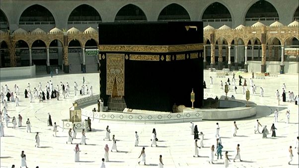 السعودية نيوز | 
    شاهد.. مسلمون يؤدون صلاة الفجر في المسجد الحرام بعد أشهر من الانقطاع بسبب كورونا

