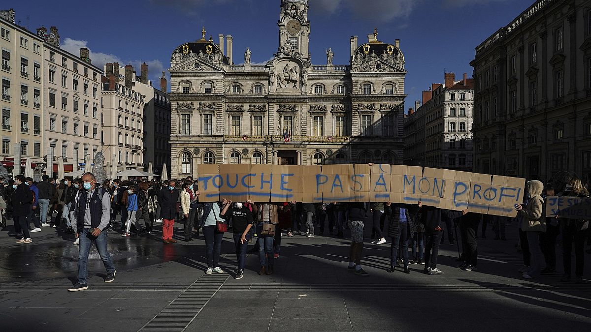 „Fass meinen Lehrer nicht an“ steht auf dem Spruchband bei einer Gedenkkundgebung in der Stadt Lyon